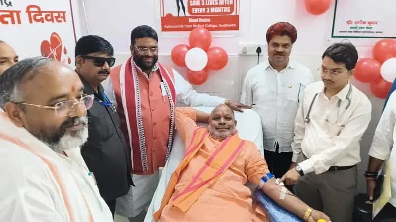 विश्व रक्तदान दिवस पर रक्तदान कर प्रभारी मंत्री हंसराज विश्वकर्मा ने दिया सेवा का संदेश