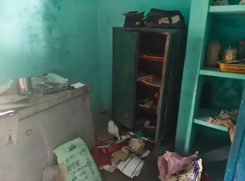 सेवानिवृत्त शिक्षक के घर लाखों की चोरी, दो लाख नकद समेत जेवरात ले उड़े चोर