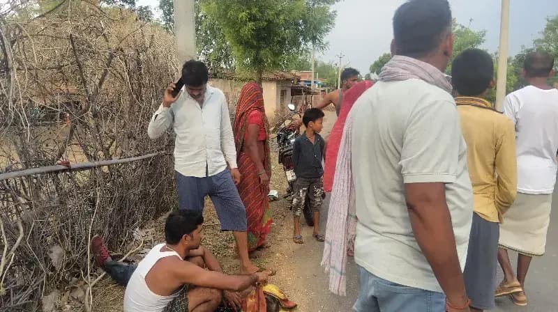 धनखोर में दो बाइकों की आमने-सामने टक्कर, दो लोग घायल।
