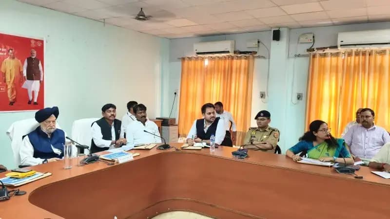 सोनभद्र के समग्र विकास पर केंद्रीय मंत्री का फोकस, नेटवर्क, पर्यटन और स्वास्थ्य सुविधाओं को मजबूत बनाने के निर्देश