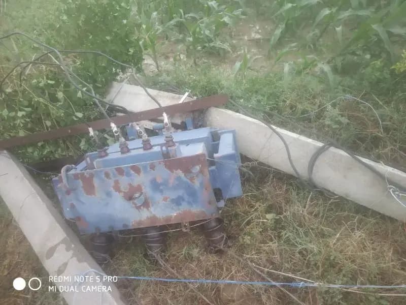 तेज बारिश में गिरा 25 केवीए ट्रांसफार्मर, ,बावनझरिया गांव की बिजली आपूर्ति ठप