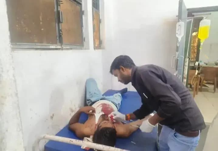 ट्रक से पीछे से टकराईं स्कार्पियो,दो घायल,रेफर