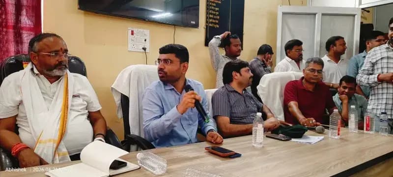 अल्ट्राटेक सीमेंट कंपनी की दुर्गंध पर भड़की जनता, वार्ता के बाद टला 23 जून का आंदोलन