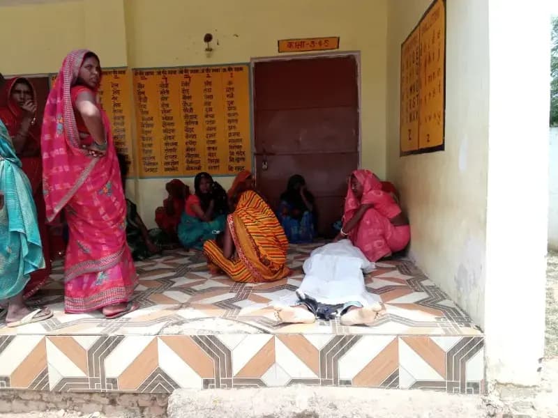 तेज रफ्तार बाइक बिजली के खंभे से टकराई, संविदा लाइनमैन की दर्दनाक मौतससुराल जाते समय हुआ हादसा, बाइक सवार दूसरा युवक रहस्यमय ढंग से लापता