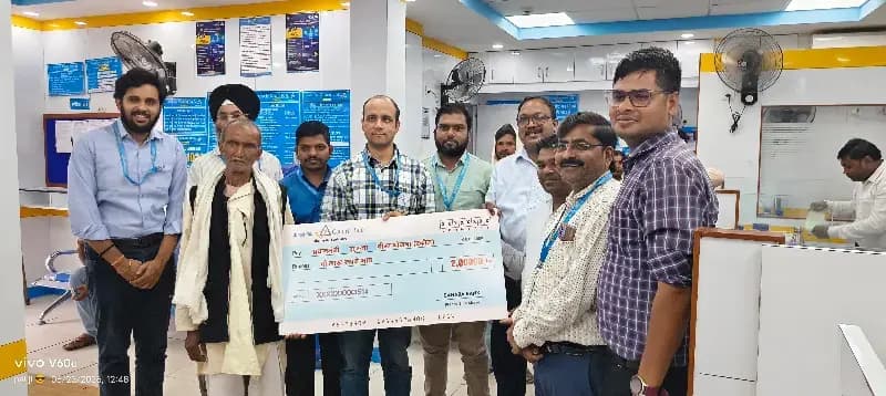 केनरा बैंक ने मृतक के पिता को सौंपा सहायता राशि दो लाख का चेक, मात्र 20 रुपये वार्षिक प्रीमियम से मिला लाभ