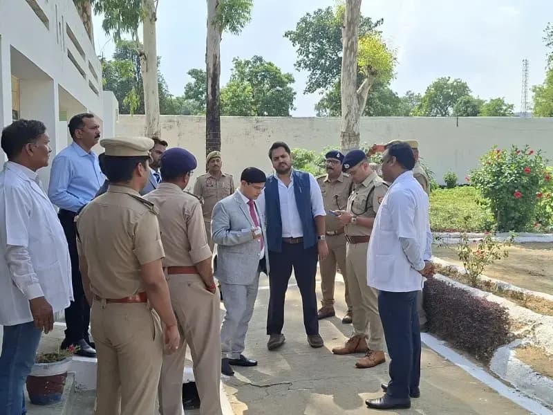 जिला जज, डीएम और एसपी ने जिला कारागार चुर्क का किया औचक निरीक्षण, बंदियों से सीधे संवाद कर जानी समस्याएं