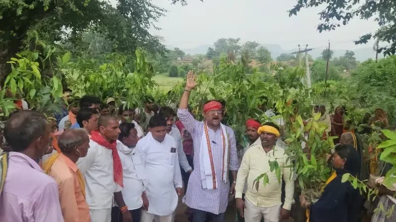 पेड़ हैं तो प्राण हैं अभियान के तहत चकरिया में फलदार पौधों का वितरण, विस्थापन के विरोध में प्रदर्शन