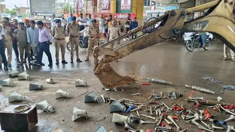 सोनभद्र पुलिस की बड़ी कार्रवाई: 620 मॉडिफाइड साइलेंसर, प्रेशर हॉर्न और हूटर किए गए नष्ट
