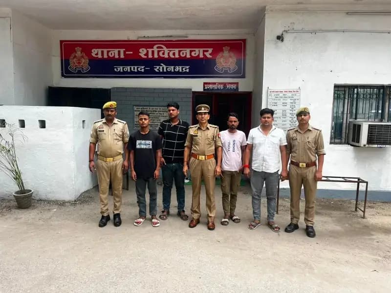 सोनभद्र: सार्वजनिक स्थान पर जुआ खेलते चार गिरफ्तार, ₹7,900 नगद व ताश के पत्ते बरामद