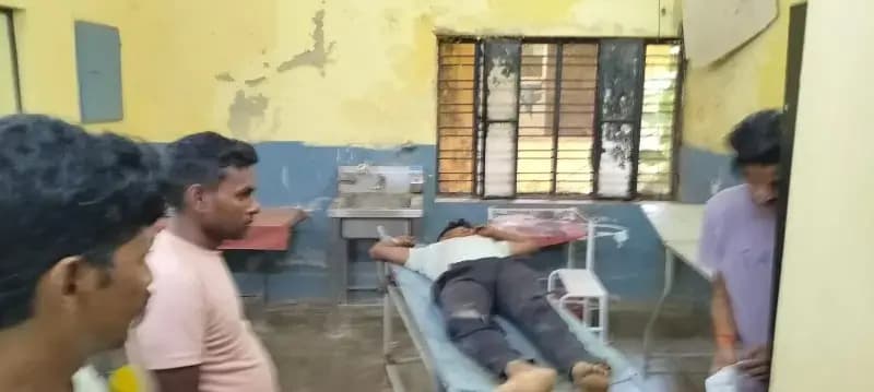दुद्धी - नशे में धूत युवक की बाइक पत्थर से टकराई,सीएचसी दुद्धी से जिला अस्पताल रेफर