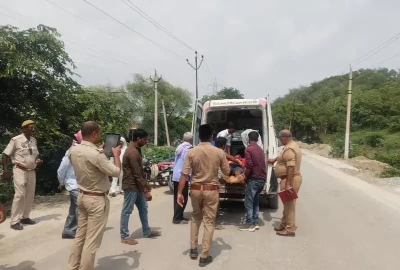 अनियंत्रित होकर गिरा लुना सवार, गंभीर रूप से घायल; ऊंचे स्पीड ब्रेकर पर उठे सवाल