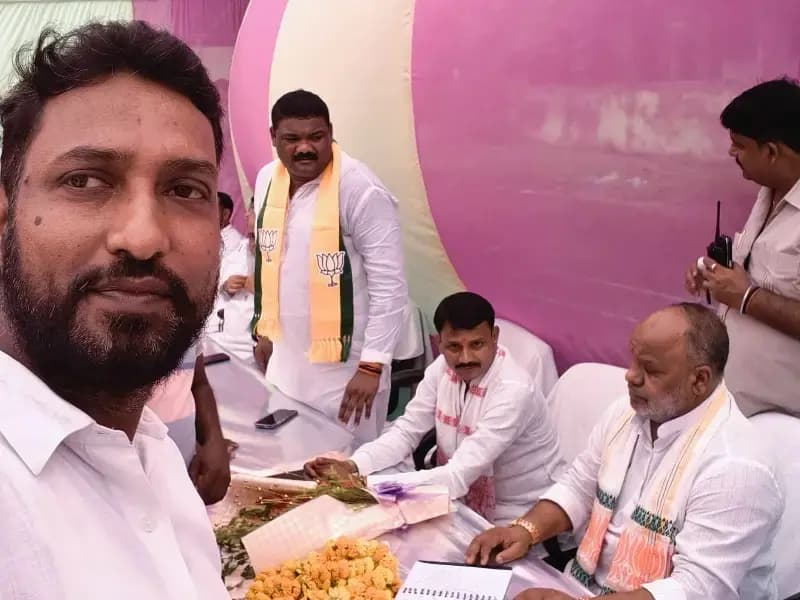 प्रभारी मंत्री को सौंपा गया दो सूत्रीय ज्ञापन, इंटर कॉलेज के जर्जर भवन के पुनर्निर्माण और दो एक्सप्रेस ट्रेनों के ठहराव की उठी मांग