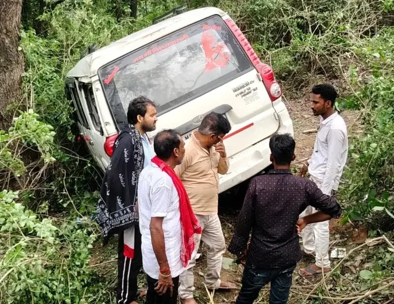 झपकी बनी हादसे की वजह: परासपानी में 30 फीट गहरी खाई में गिरी स्कॉर्पियो, दो लोग बाल-बाल बचे