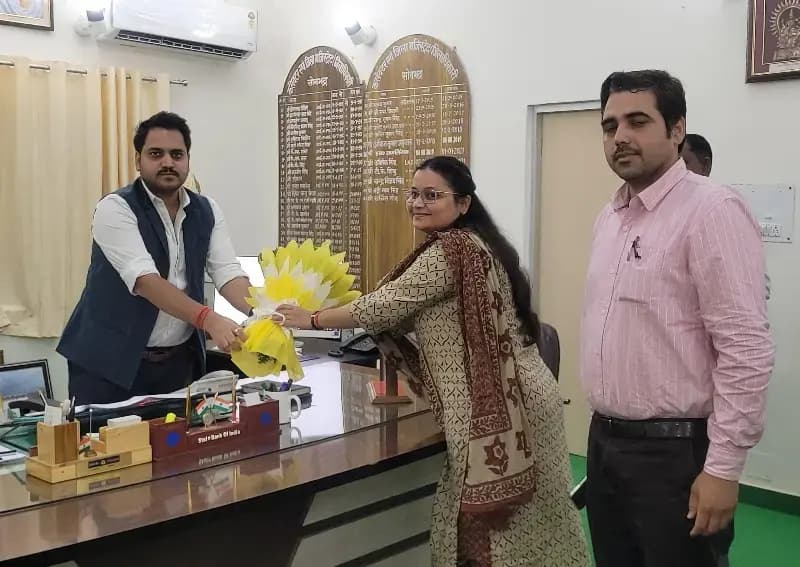 लखनऊ से सोनभद्र तक का सफर, ज्वाइन करते ही डीएम चर्चित गौड़ से की शिष्टाचार मुलाकात