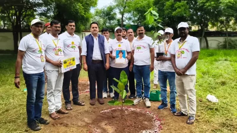 पेड़ से ही प्राण है अभियान के तहत कलेक्ट्रेट परिसर में जिलाधिकारी ने किया पौधरोपण
