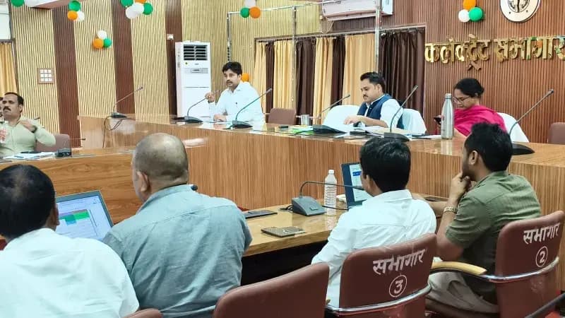 परिषदीय विद्यालयों में मूलभूत सुविधाओं का संतृप्तीकरण, डिजिटल उपस्थिति एवं सीसीटीवी व्यवस्था पर जिलाधिकारी ने दिए सख्त निर्देश