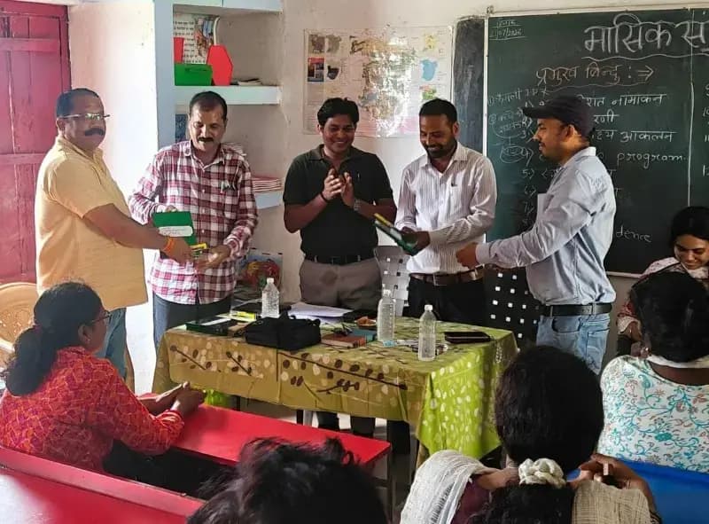 म्योरपुर न्याय पंचायत में संकुल मीटिंग मे 10 प्रमुख शिक्षण-अधिगम बिंदुओं पर मंथन, शिक्षकों ने साझा किए नवाचार, गावँ -गावँ जनसंपर्क का लिया संकल्प