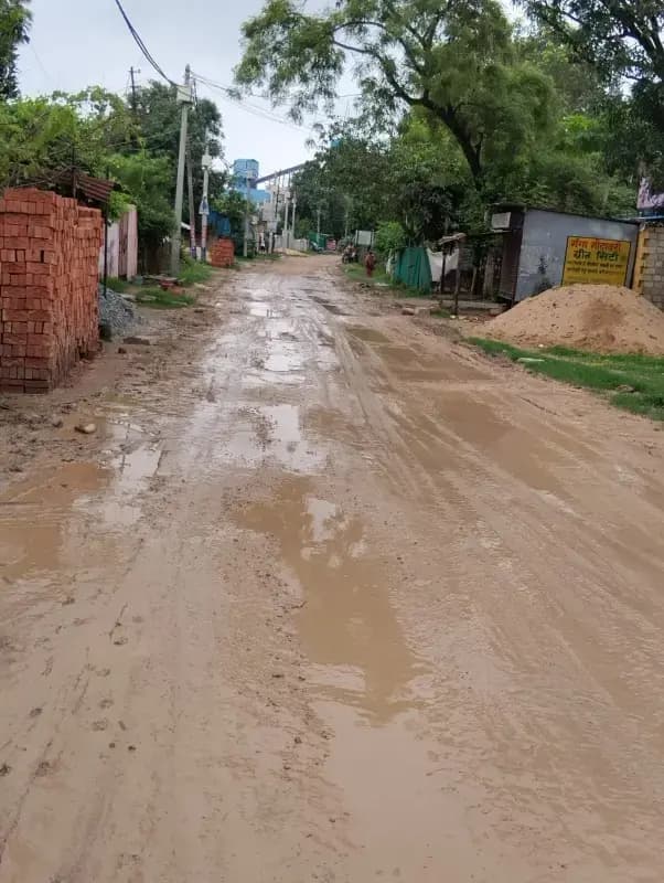 कीचड़ से सनी चुर्क रेलवे स्टेशन रोड, आम नागरिकों का चलना हुआ दुश्वार