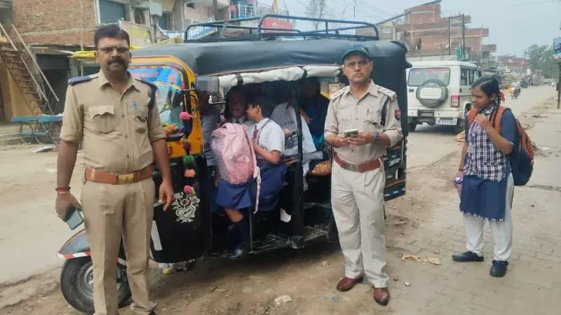 सोनभद्र में 'मिशन सेफ़ फ्यूचर' का शिकंजा और कड़ा: 15 स्कूली वाहनों का चालान, 4 वाहन सीज