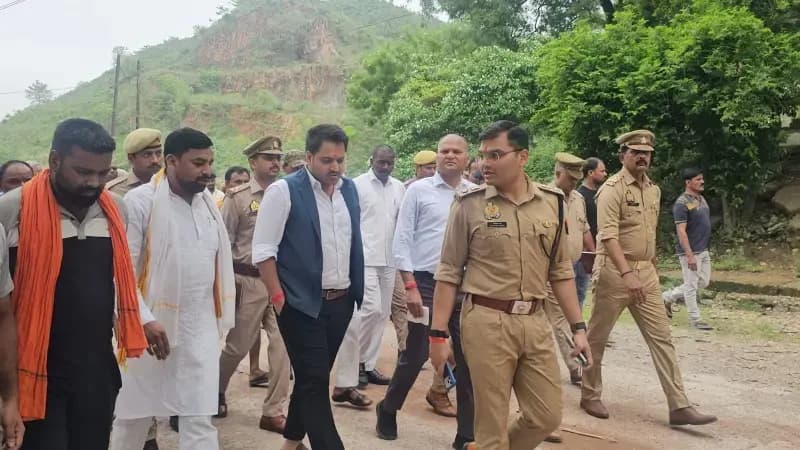 डाला मलिन बस्ती में फिर गरमाया भूमि विवाद, डीएम-एसपी ने किया स्थलीय निरीक्षण