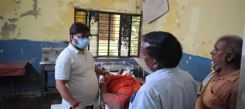 बारिश के दौरान दीवार गिरने से महिला गंभीर रूप से घायल,सीएचसी से जिला अस्पताल रेफर