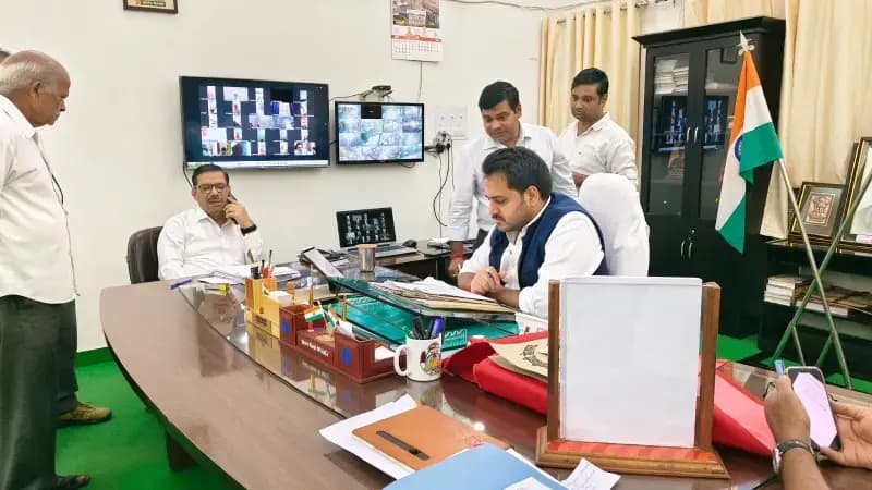 जनसुनवाई में लापरवाही पर डीएम सख्त, 11 अधिकारियों का वेतन रोका; दो दिन में मांगा स्पष्टीकरण