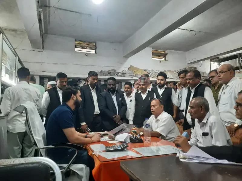 दुद्धी : राजस्व लापरवाही पर अधिवक्ताओं का हंगामा,तत्काल बैनामा शुरू कराने की मांग