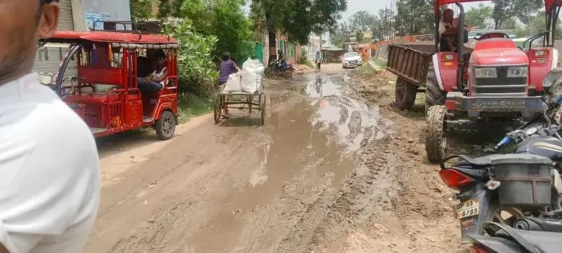 नगर पालिका रॉबर्ट्सगंज के वार्ड नंबर 4 की सड़क बनी तालाब, राहगीरों व किसानों को भारी परेशानी