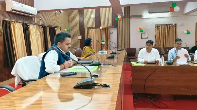जिलाधिकारी की अध्यक्षता में पैक्स कम्प्यूटरीकरण योजना की समीक्षा बैठक सम्पन्न