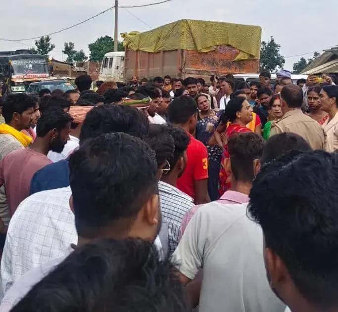 देवरी के पास स्कॉर्पियो और हाइवा की टक्कर,किन्नरों ने लगाया जाम,पुलिस के समझाने पर खुला मार्ग