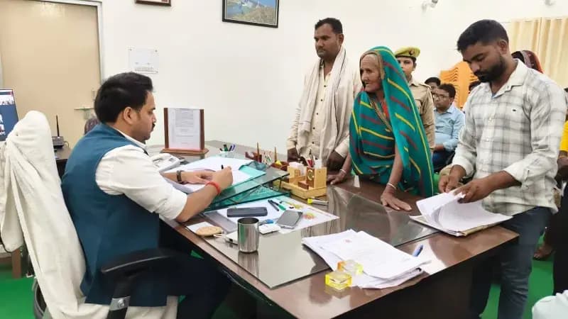 जनसुनवाई में डीएम चर्चित गौड़ ने सुनीं फरियादियों की समस्याएं, अधिकारियों को दिए समयबद्ध निस्तारण के निर्देश