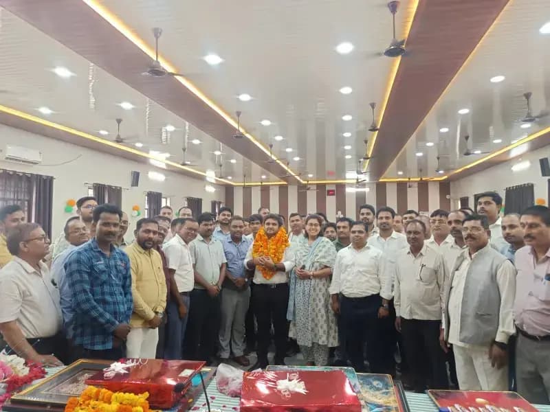 दुद्धी तहसील सभागार में एसडीएम निखिल यादव को भावुक विदाई, पत्नी सिविल जज शिवानी सिंह भी रहीं मौजूद