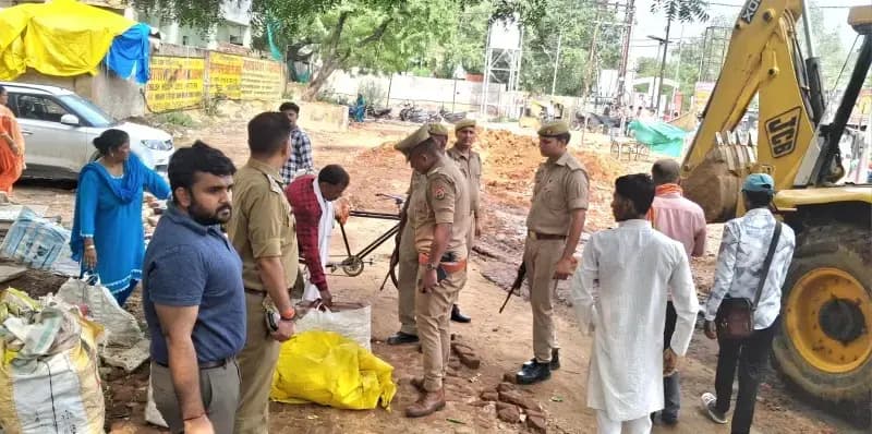 दुद्धी में अतिक्रमण पर चला प्रशासन का बुलडोजर, एसडीएम-सीओ की मौजूदगी में स्टेट भूमि कराई गई खाली
