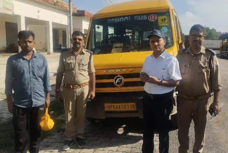 'मिशन सेफ़ फ्यूचर' में बड़ी कार्रवाई: 8 स्कूली वाहनों का चालान, ओवरलोड और बिना फिटनेस चल रही बस सीज