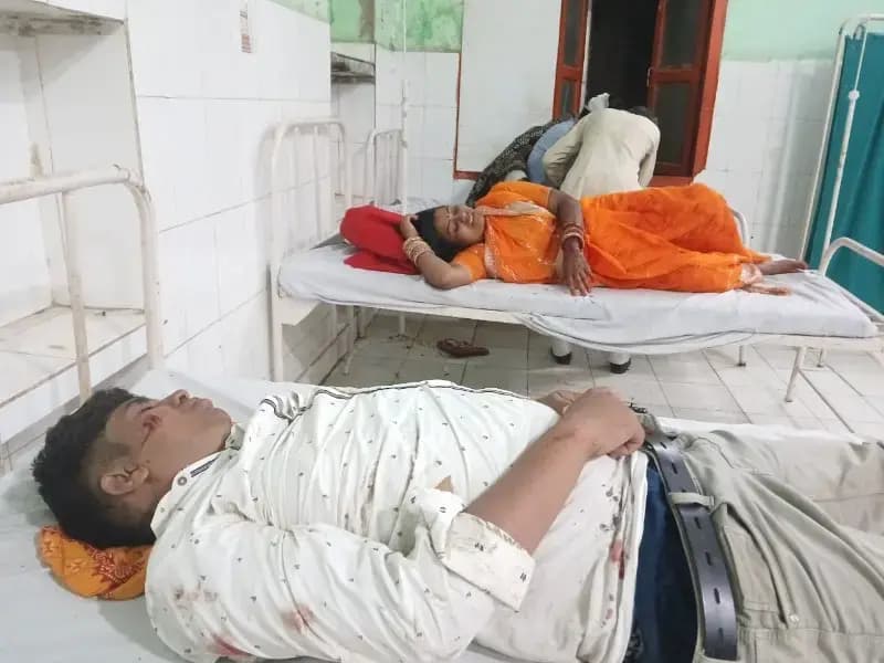 मुड़ीलाडीह में ऑटो-पिकअप की भीषण टक्कर, तीन बच्चों समेत 12 घायल, चालक फरार