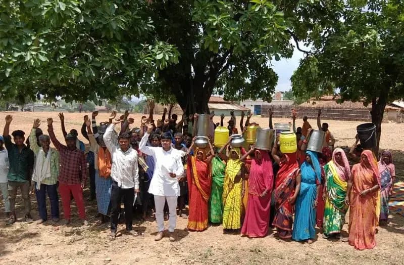नल लगे, पानी नहीं: ओबरा विधानसभा क्षेत्र के आदिवासी नाले का पानी पीने को मजबूर, ग्रामीणों का प्रदर्शन