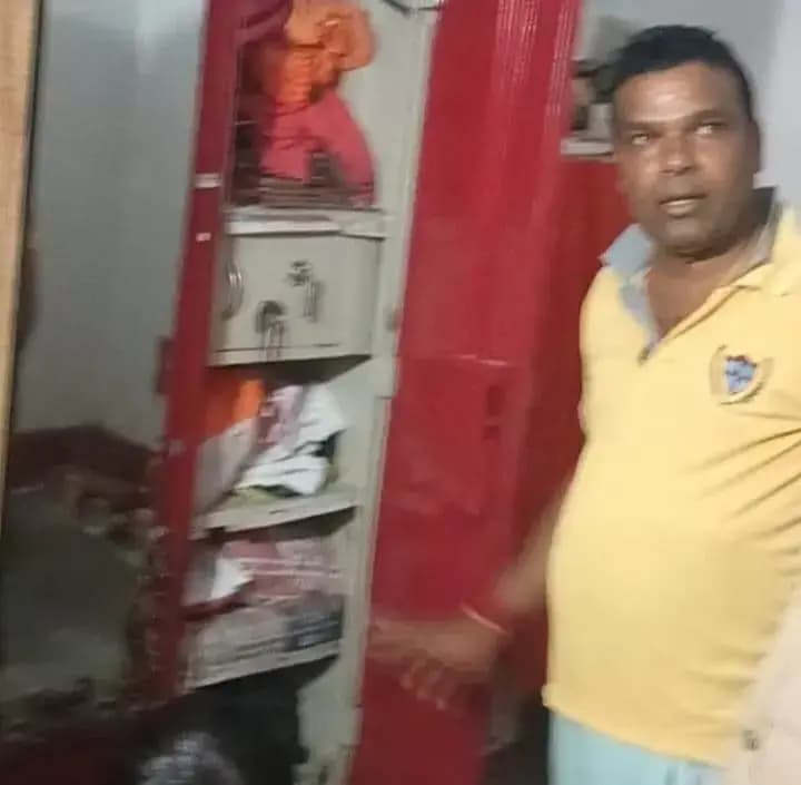 बाउंड्री फांदकर ग्राम प्रधान के घर चोरी, परिवार में दहशत