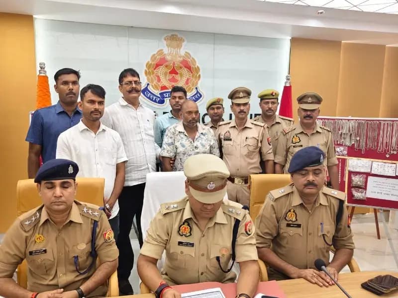जंगल में छिपाया था लूट का बैग, पुलिस ने 25 हजार के इनामी बदमाश को दबोचा