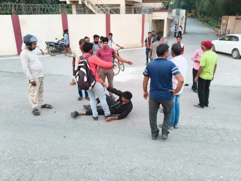 तेज रफ्तार पिकअप ने बाइक सवार को मारा जोरदार टक्कर घायल