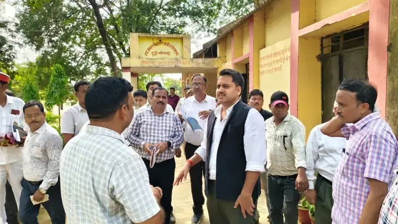 जिलाधिकारी ने दुद्धी क्षेत्र की विभिन्न परियोजनाओं का किया निरीक्षण, गुणवत्ता एवं समयबद्धता पर दिया विशेष जोर