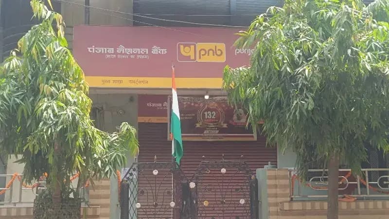 पंजाब नेशनल बैंक परिसर में दूसरे दिन भी फहराता रहा तिरंगा, उठे सवाल, सोशल मीडिया पर वीडियो वायरल