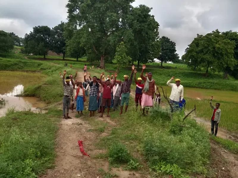 सड़क और पुलिया निर्माण की मांग को लेकर बहते नाले में उतरे ग्रामीण