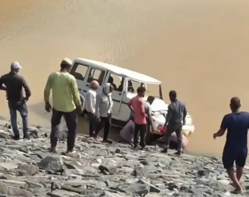 अमवार कनहर बांध में अनियंत्रित बोलेरो बांध में गिरी, चालक घायल