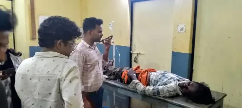 दुद्धी–विंढमगंज पर मैजिक की टक्कर से नशे में धूत बाइक सवार युवक गंभीर रूप से घायल, जिला अस्पताल रेफर।