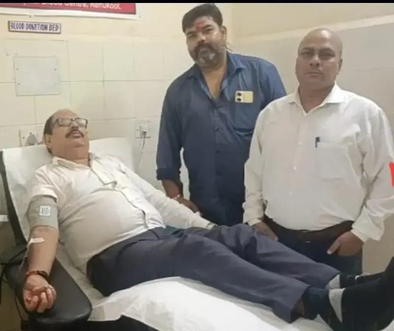 रेनुकूट पत्रकारिता के साथ-साथ रक्तदान, पत्रकार ने पेश की मानवता की मिसाल