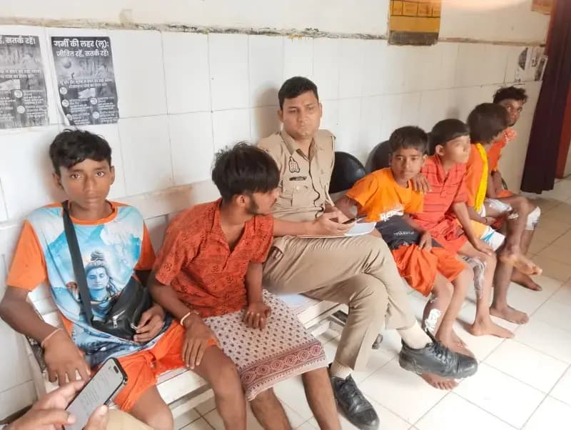 घोरावल में कांवड़ियों से भरा टाटा मैजिक पलटा, सात घायल