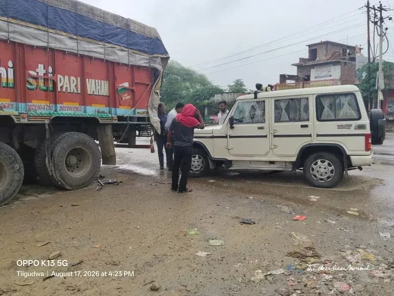 तेलगुडवा तिराहे पर ट्रक के पीछे भिड़ी बोलेरो, एसडीएफओ समेत सभी सुरक्षित