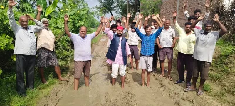 रोड नहीं तो वोट नहीं का लगाया नारा,सड़क निर्माण की मांग को लेकर ग्रामीणों का जोरदार प्रदर्शन