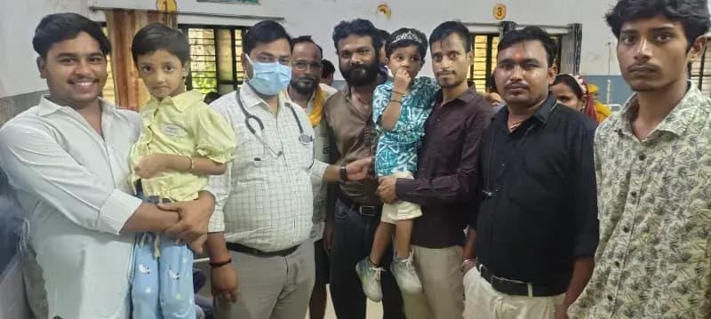 आरव जौहरी के 5वें जन्मदिन पर सीएचसी दुद्धी में बांटे फल व मिष्ठान