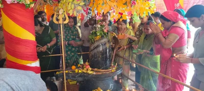 सोमवार को शिवालयों में उमड़ा जनसैलाब, घंटा-घड़ियाल व शंखनाद से गूंजे मंदिर